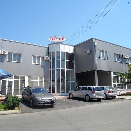 Hotel River Târgu Jiu Стая снимка