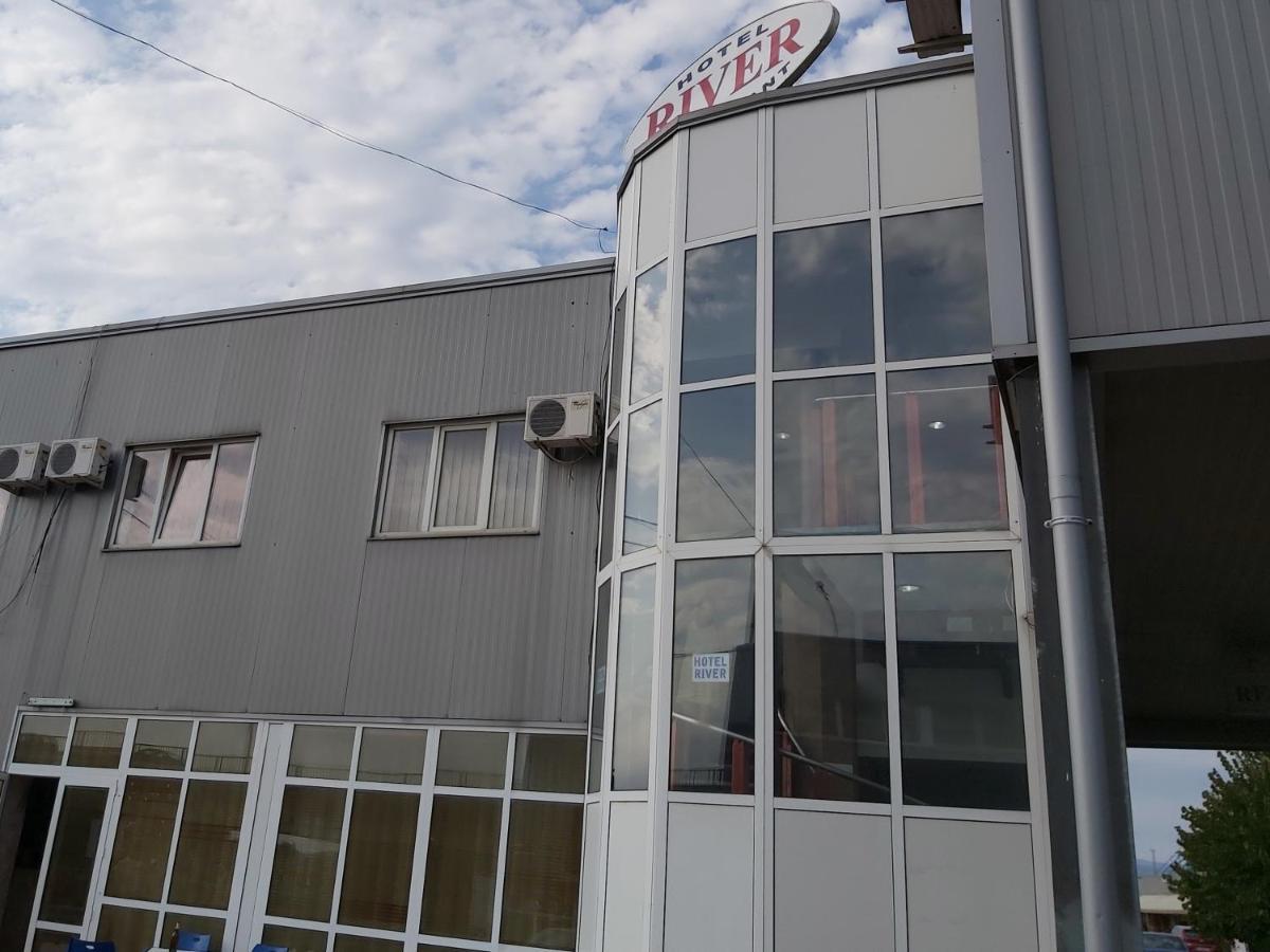 Hotel River Târgu Jiu Екстериор снимка