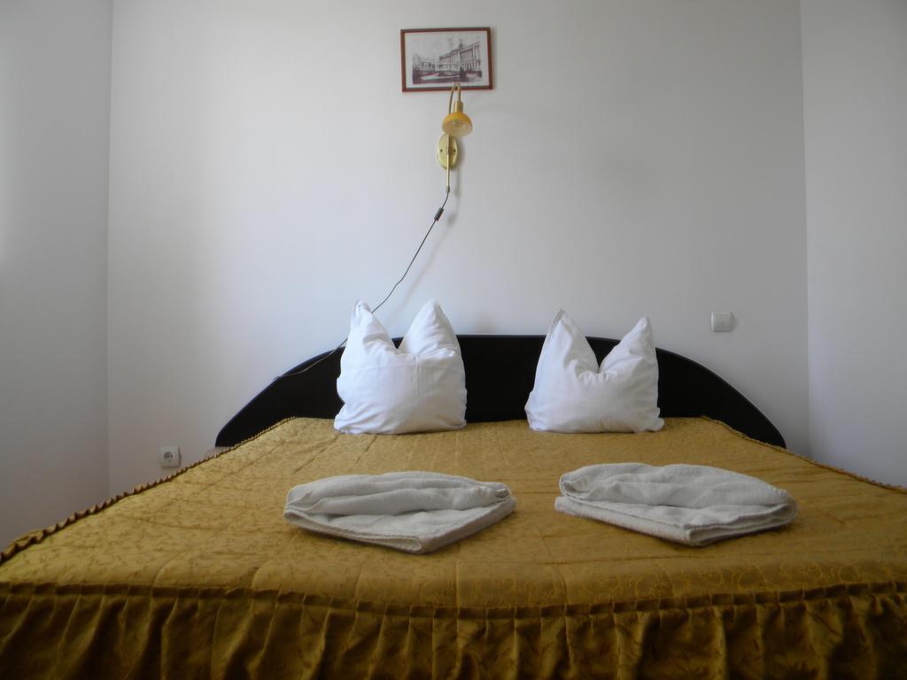 Hotel River Târgu Jiu Стая снимка