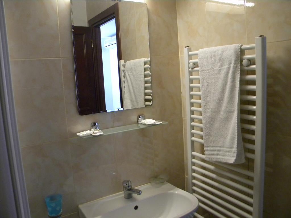Hotel River Târgu Jiu Стая снимка